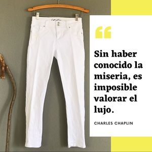 Classic white jean 🖤